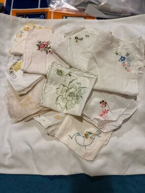 Vintage Embroidered 10  Handkerchiefs - Floral Mix